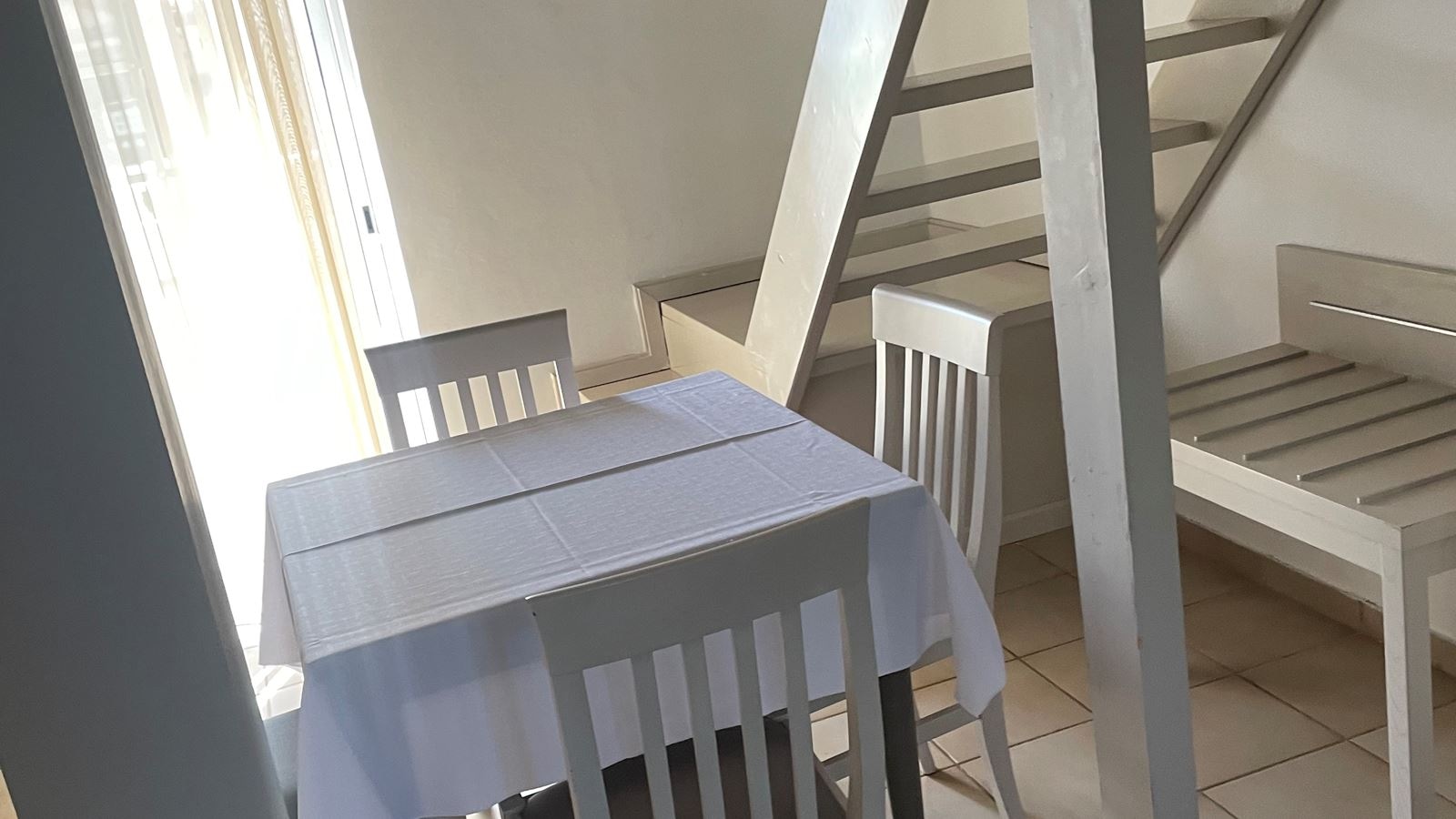 rooms-apartment-split-level-with-pool-view