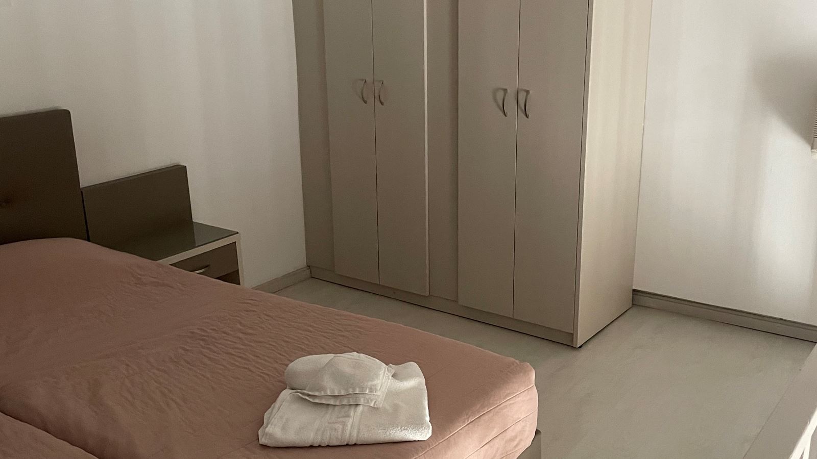 rooms-apartment-split-level-with-pool-view