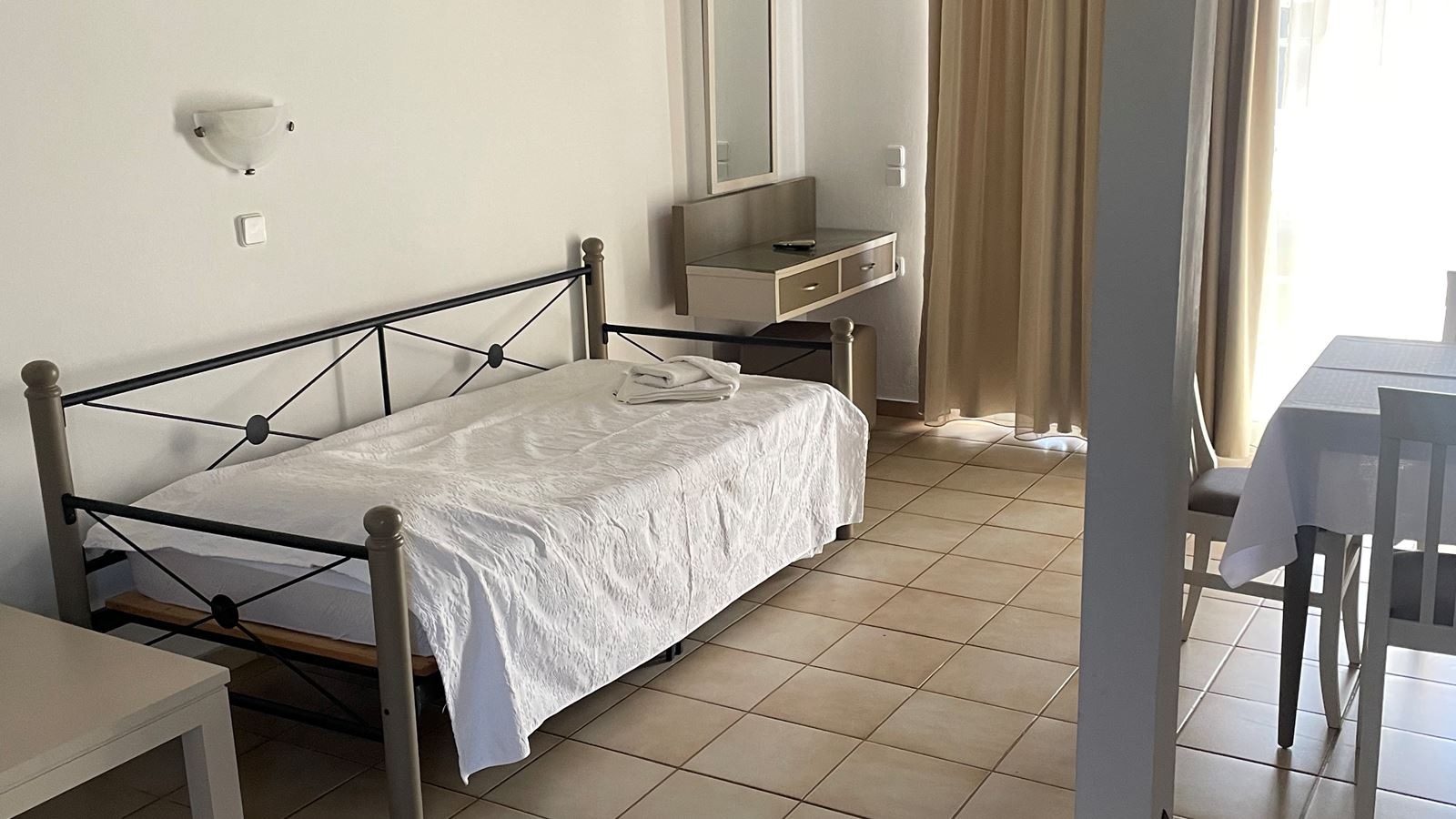 rooms-apartment-split-level-with-pool-view