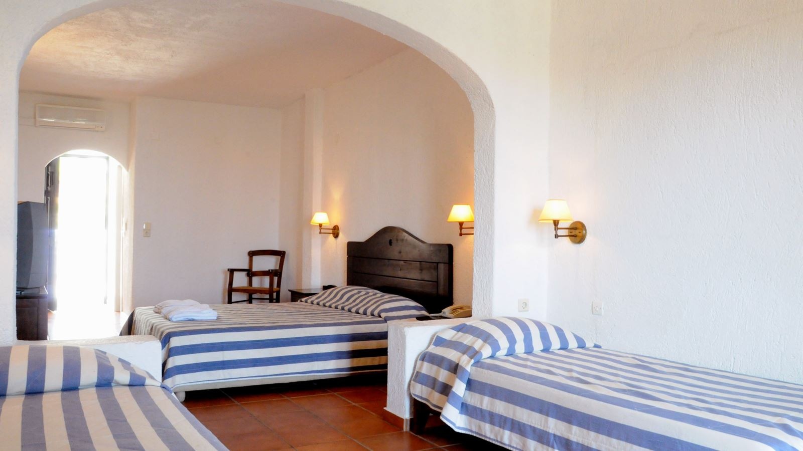 rooms-room-family-openplan-balcony-or-terrace