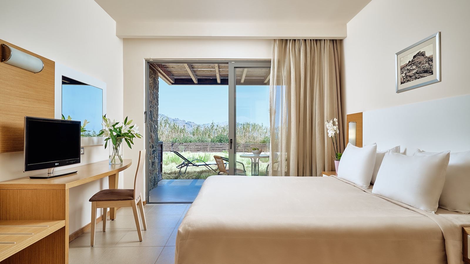 rooms-family-room-garden-view