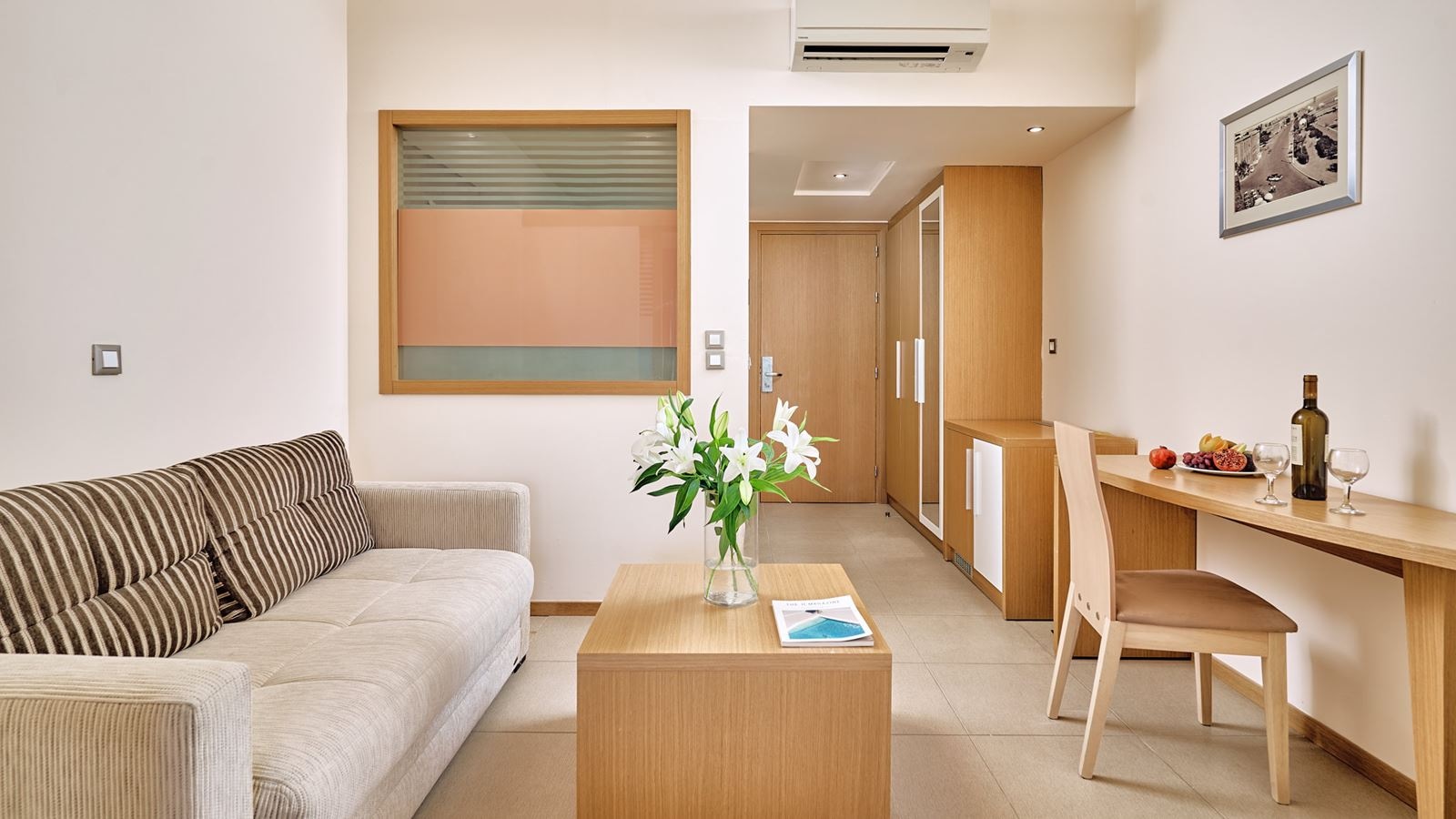 rooms-family-room-garden-view