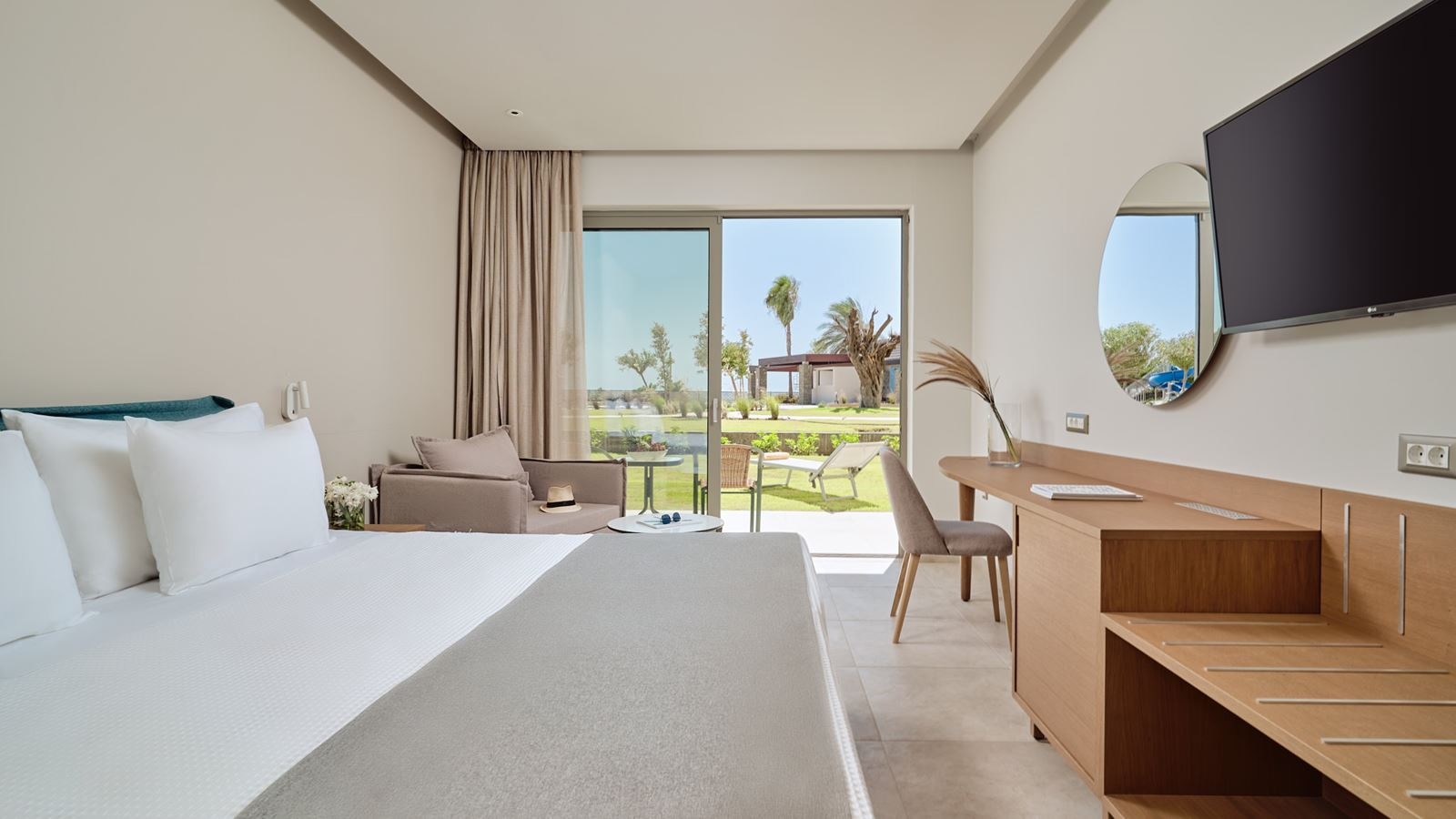 rooms-double-room-pool-view