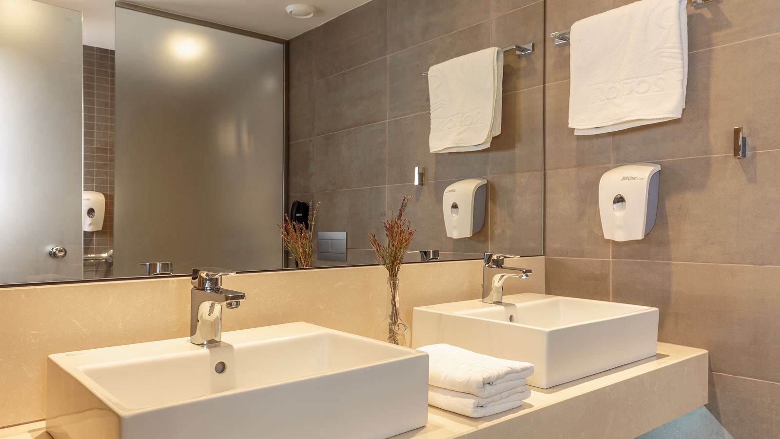 rooms-family-room-garden-view