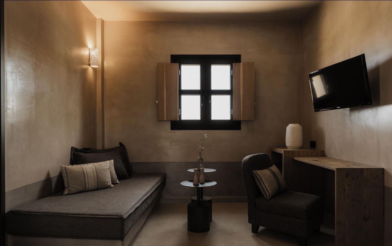 rooms-oikos-2-bedrooms-suite-landview-balcony-or-terrace