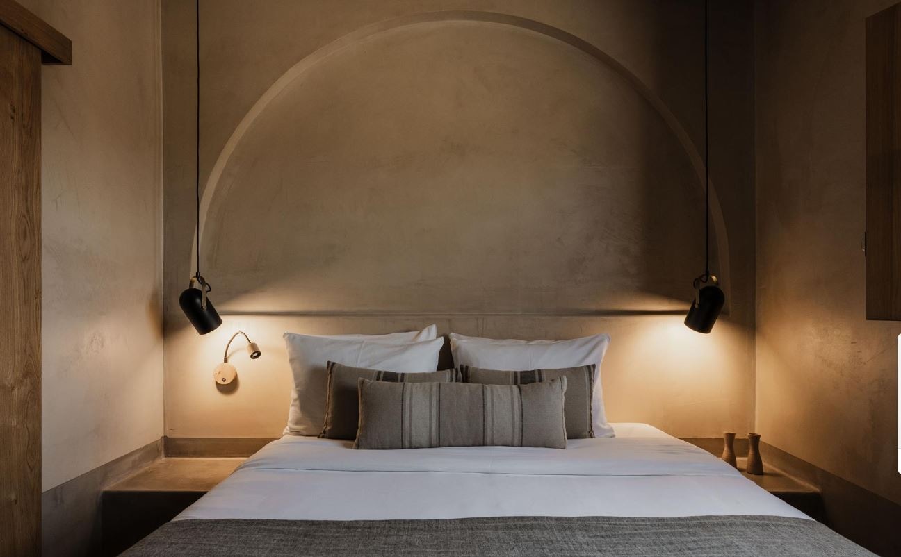 rooms-oikos-2-bedrooms-suite-landview-balcony-or-terrace