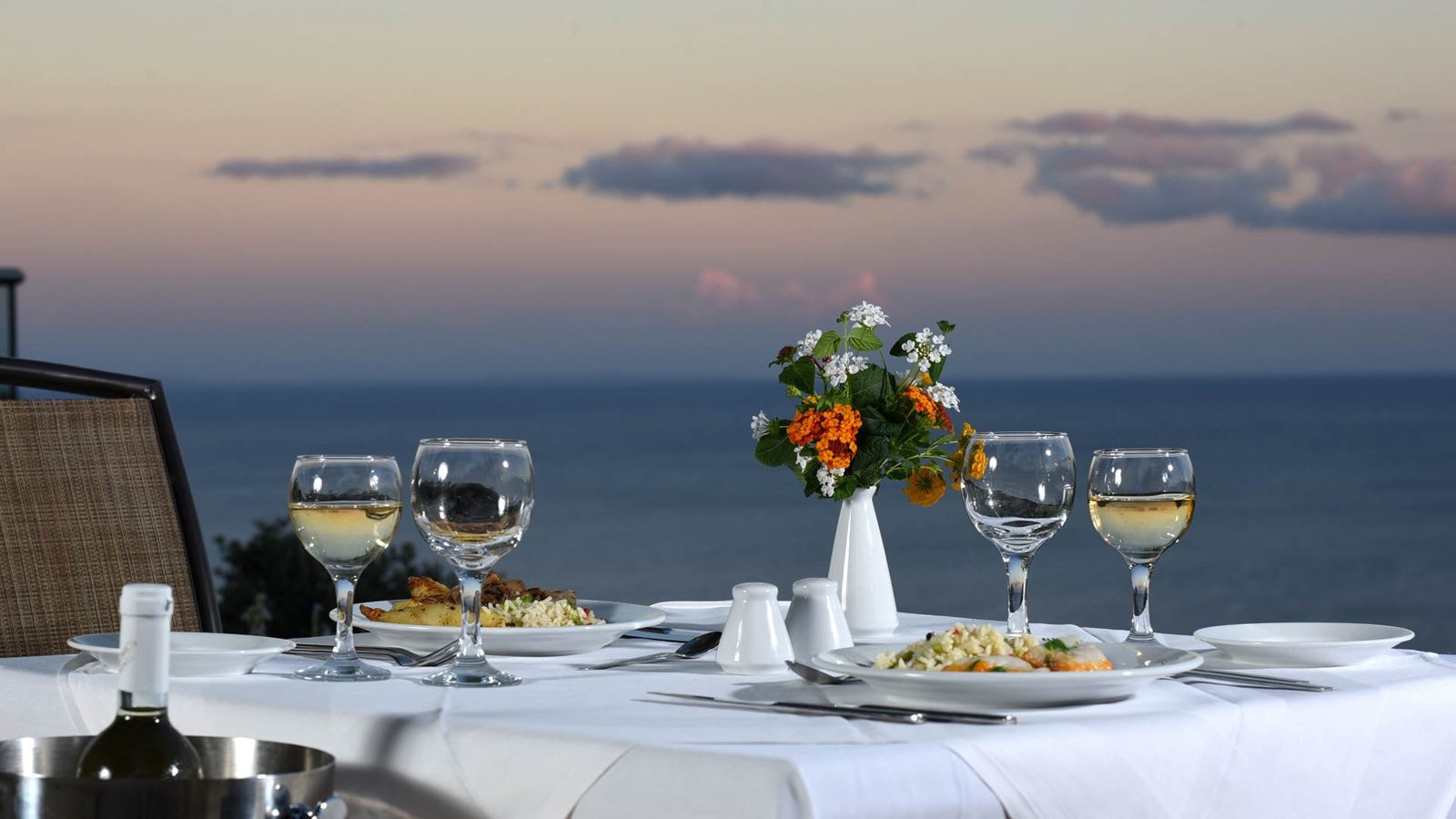 restaurants-main-bar