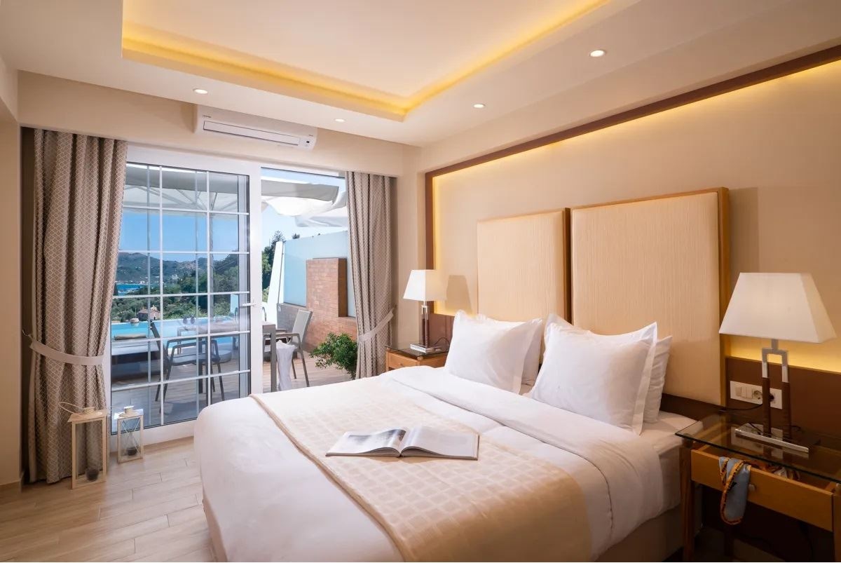 rooms-suite-with-panoramic-sea-view--private-pool