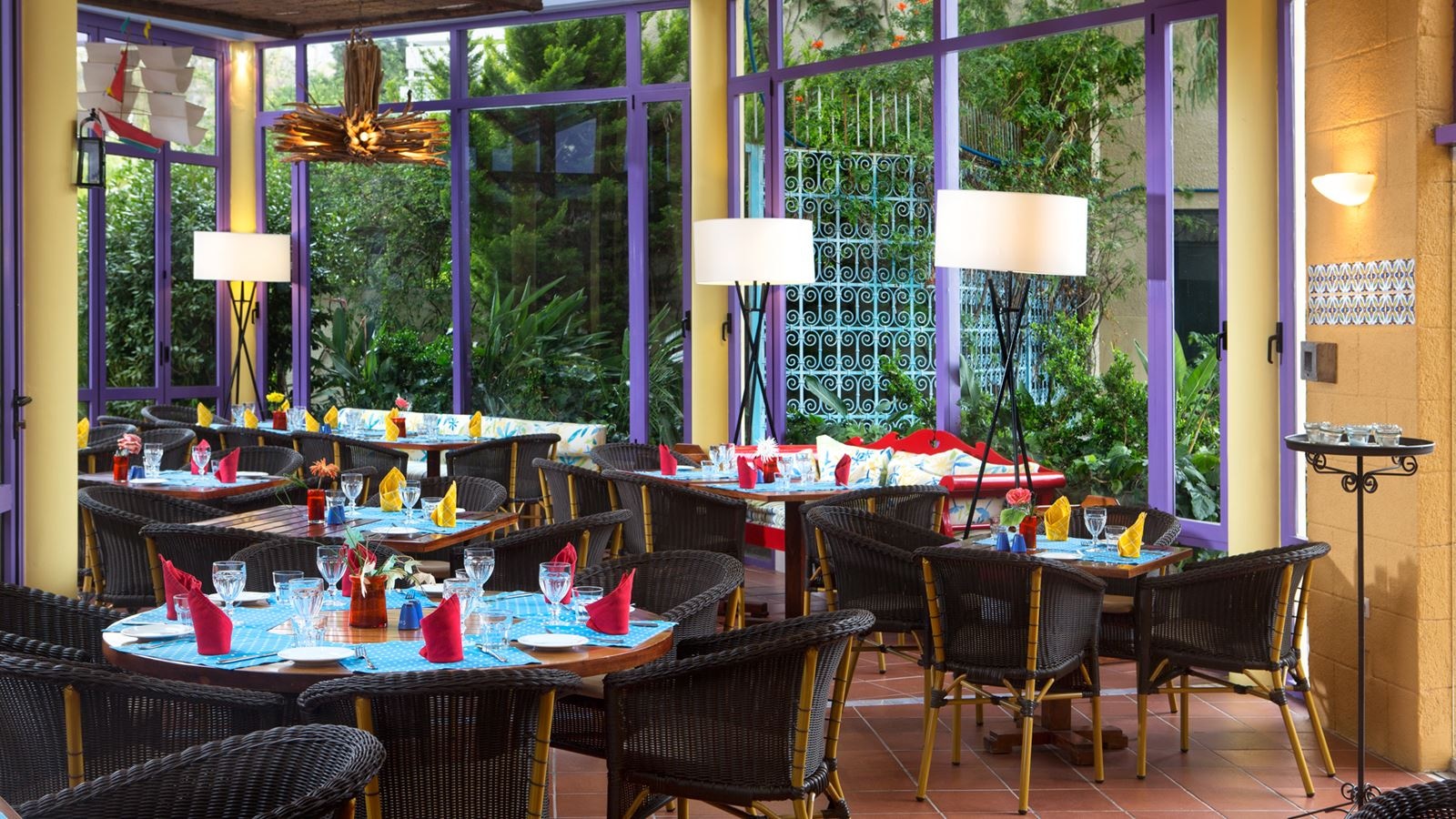 restaurants-maistros-all-day-pool-restaurant