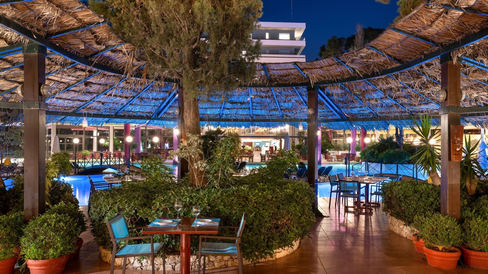 restaurants-maistros-all-day-pool-restaurant