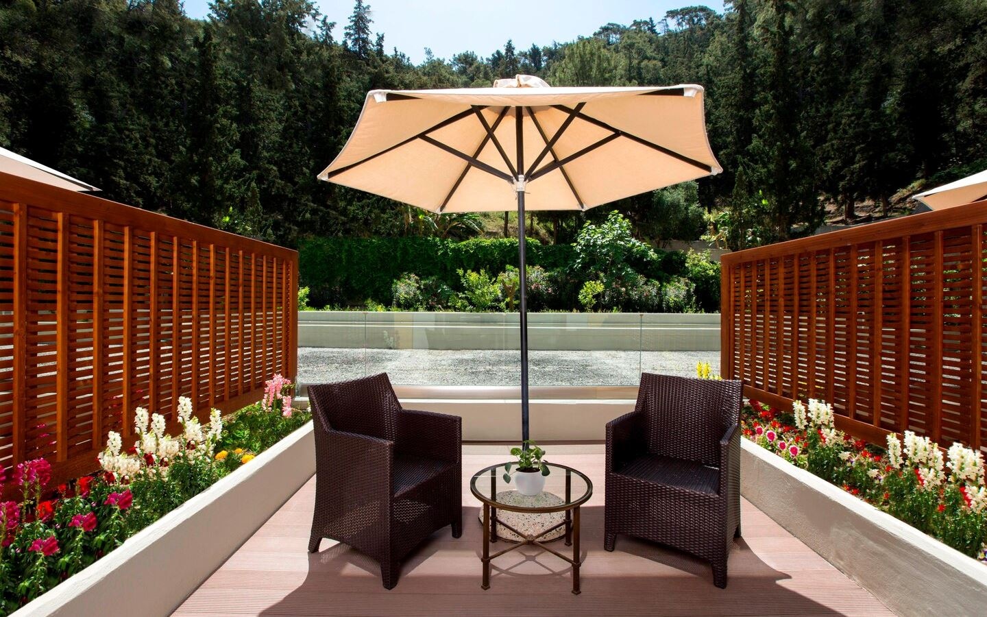 rooms-family-room-garden-view