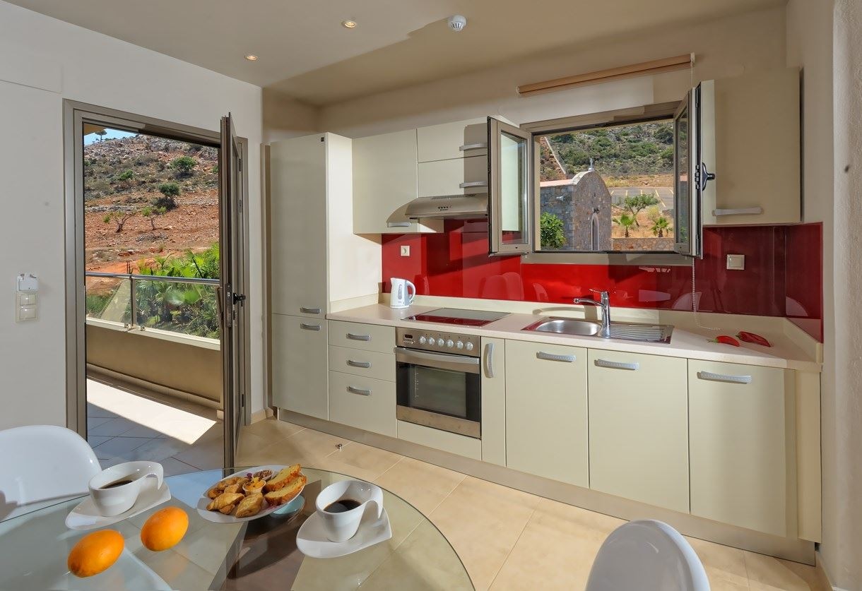 rooms-deluxe-suite-pool-view