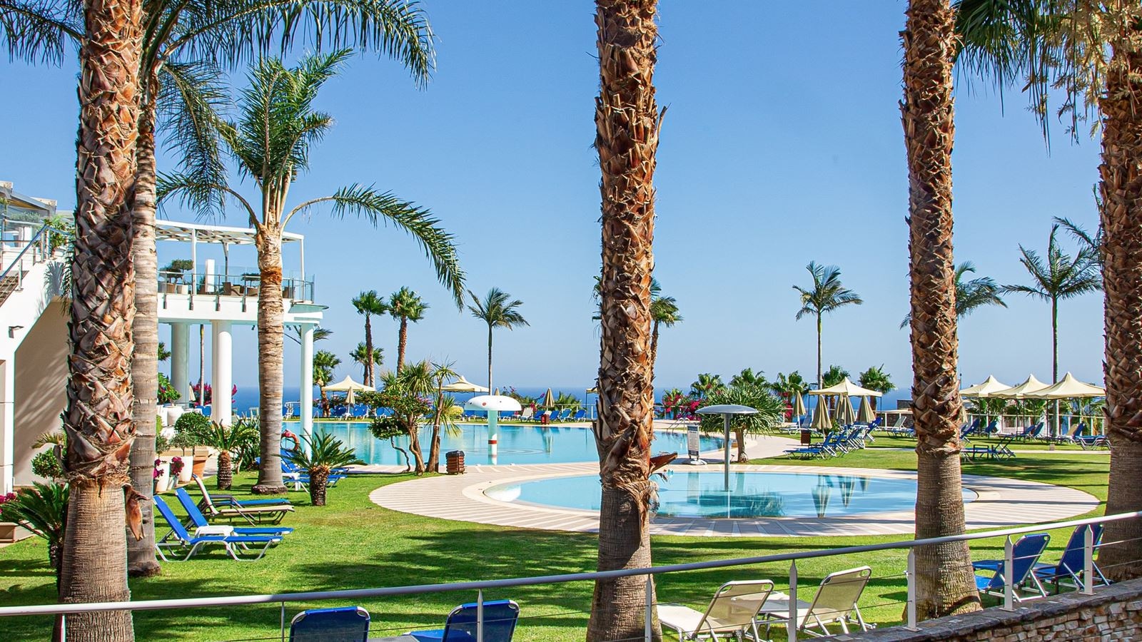 rooms-deluxe-room-pool-view