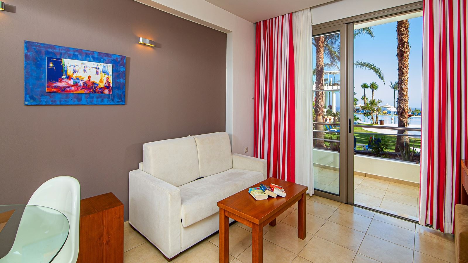 rooms-deluxe-suite-pool-view