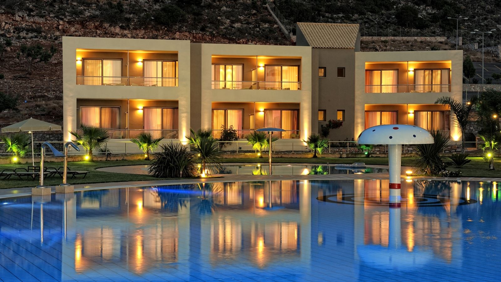 rooms-deluxe-suite-pool-view