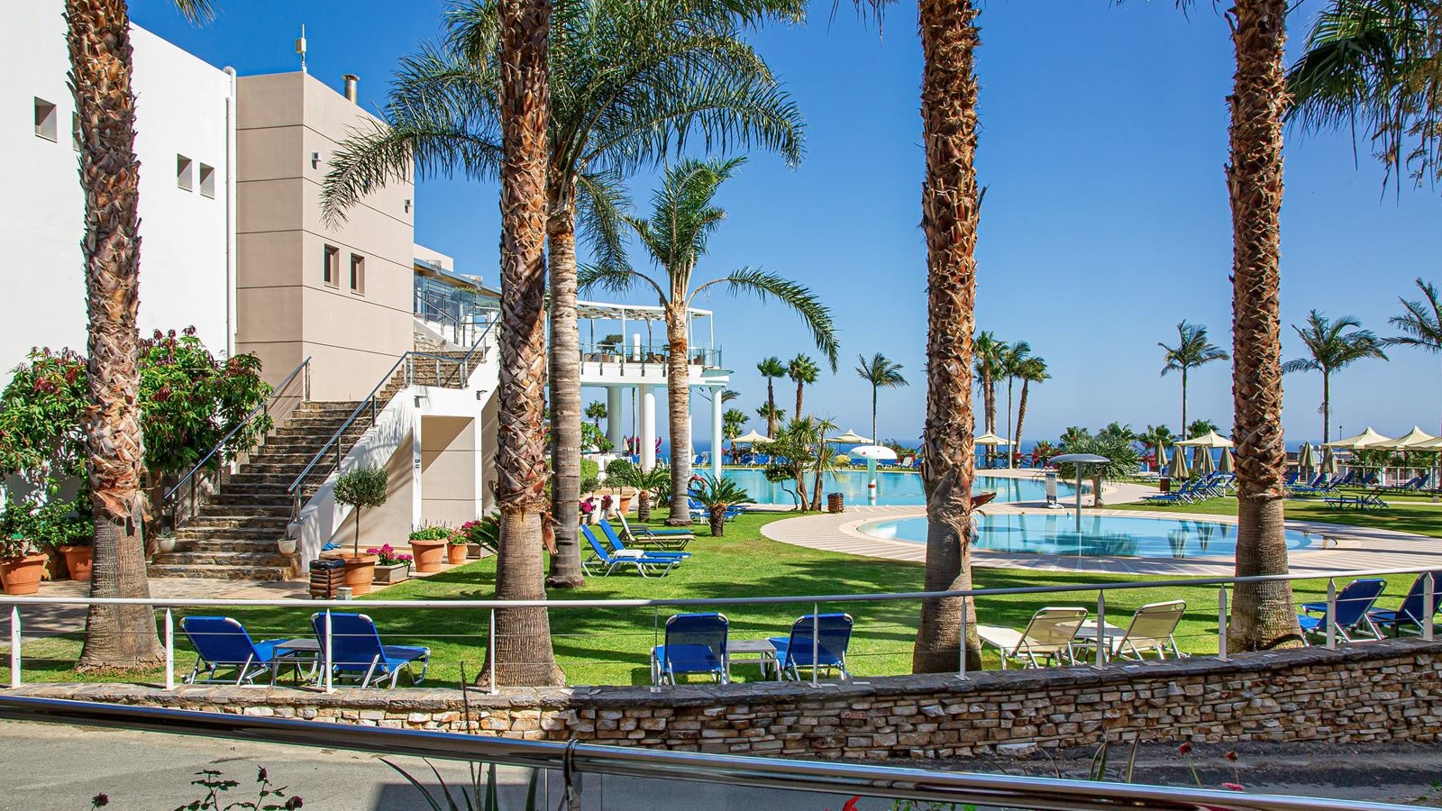 rooms-deluxe-suite-pool-view