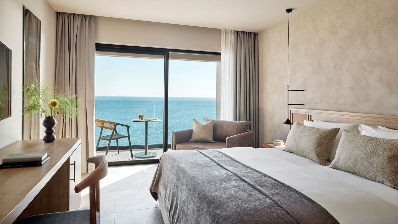 rooms-deluxe-room-sea-view