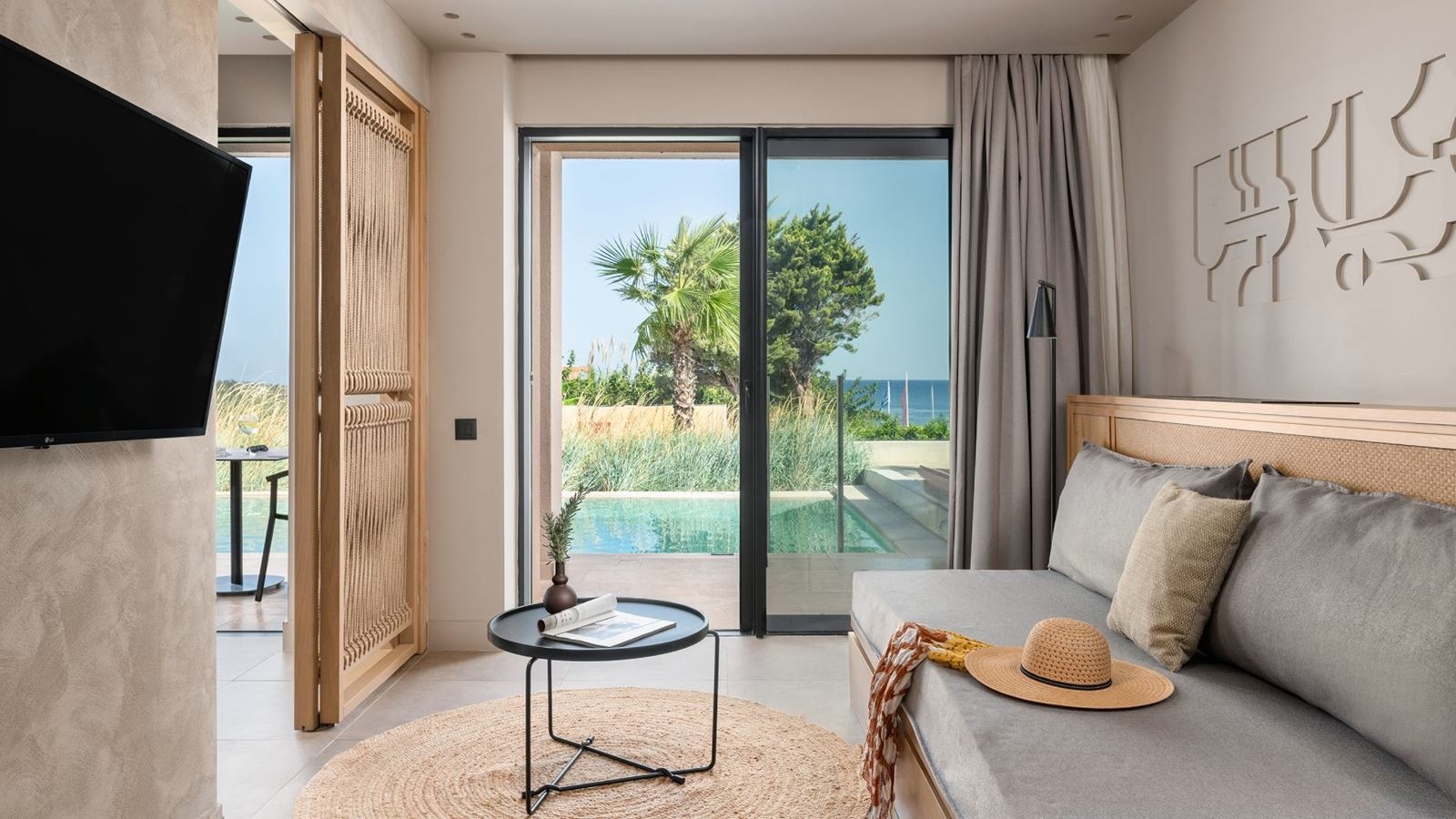 rooms-helea-suite-swim-up