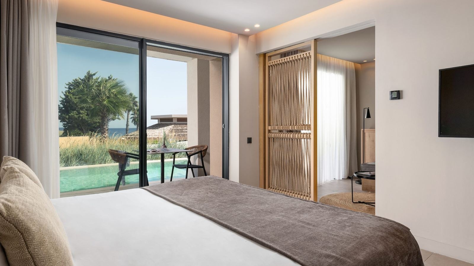 rooms-helea-suite-swim-up