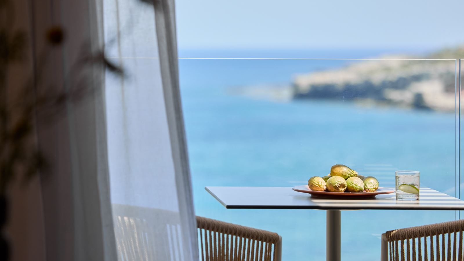 rooms-deluxe-room-seaview