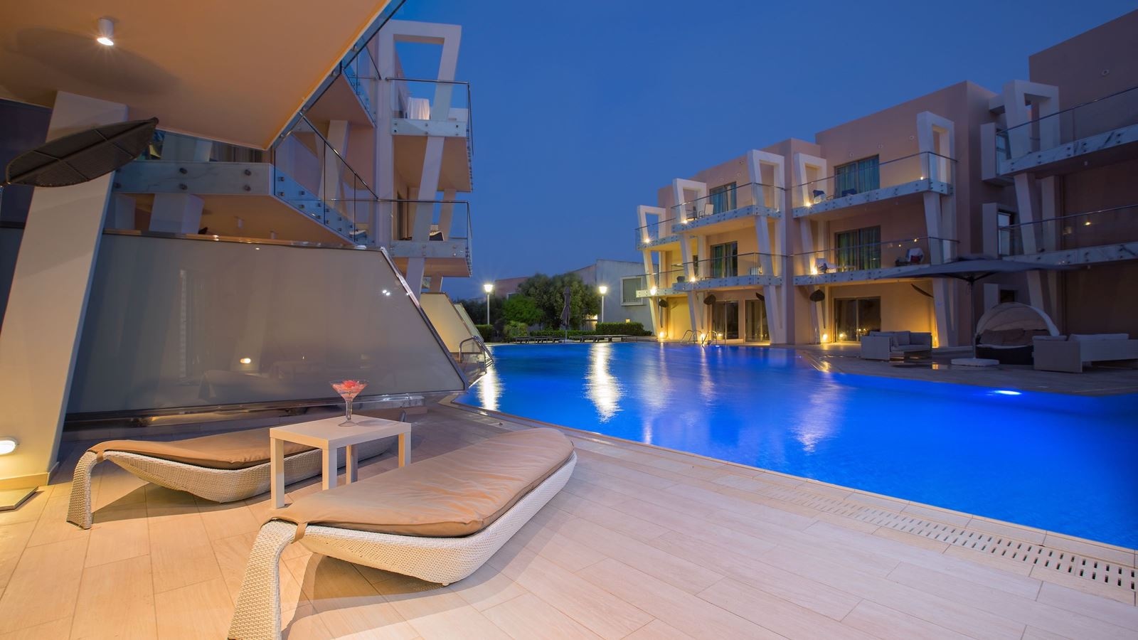 rooms-pool-suite-with-terrace
