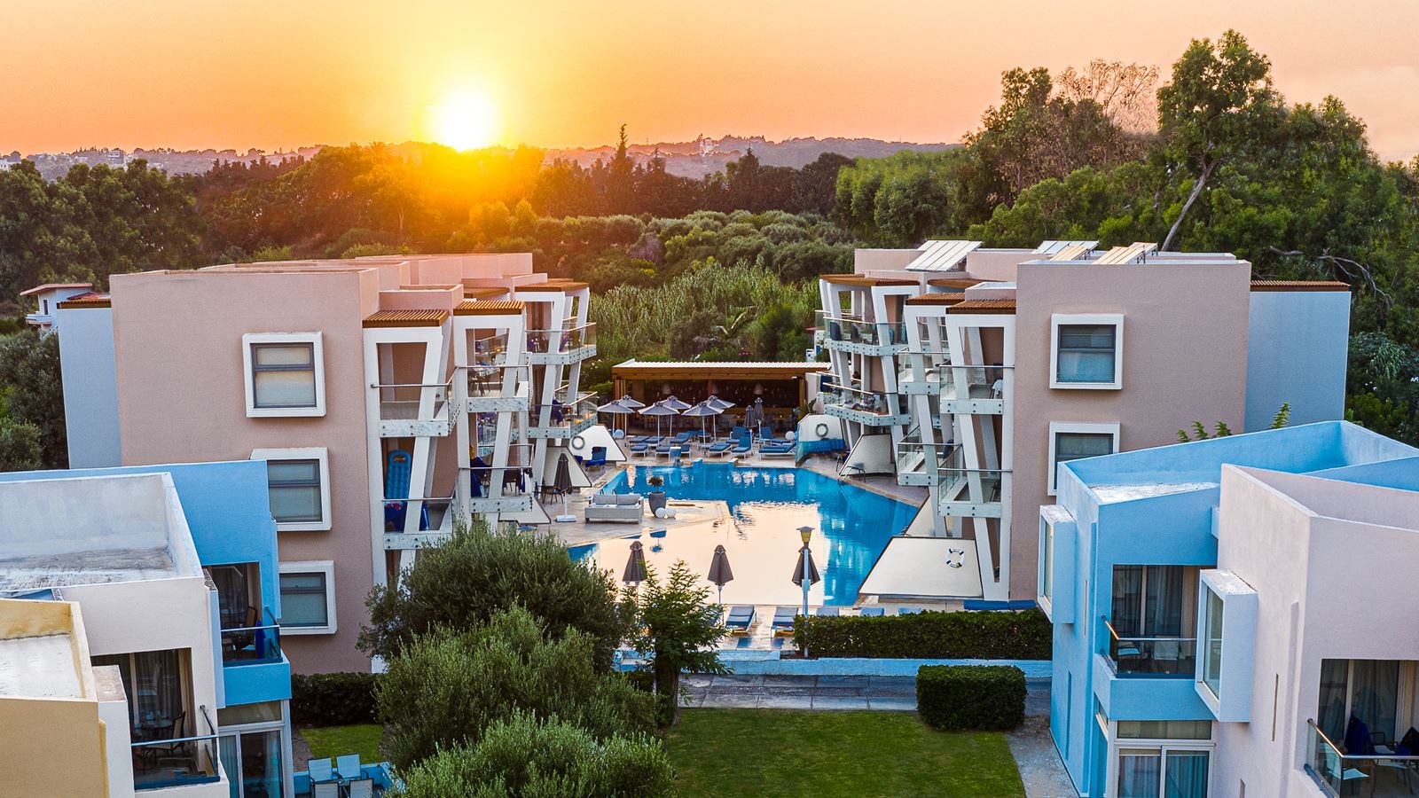 rooms-bungalow-pool-view-with-balcony