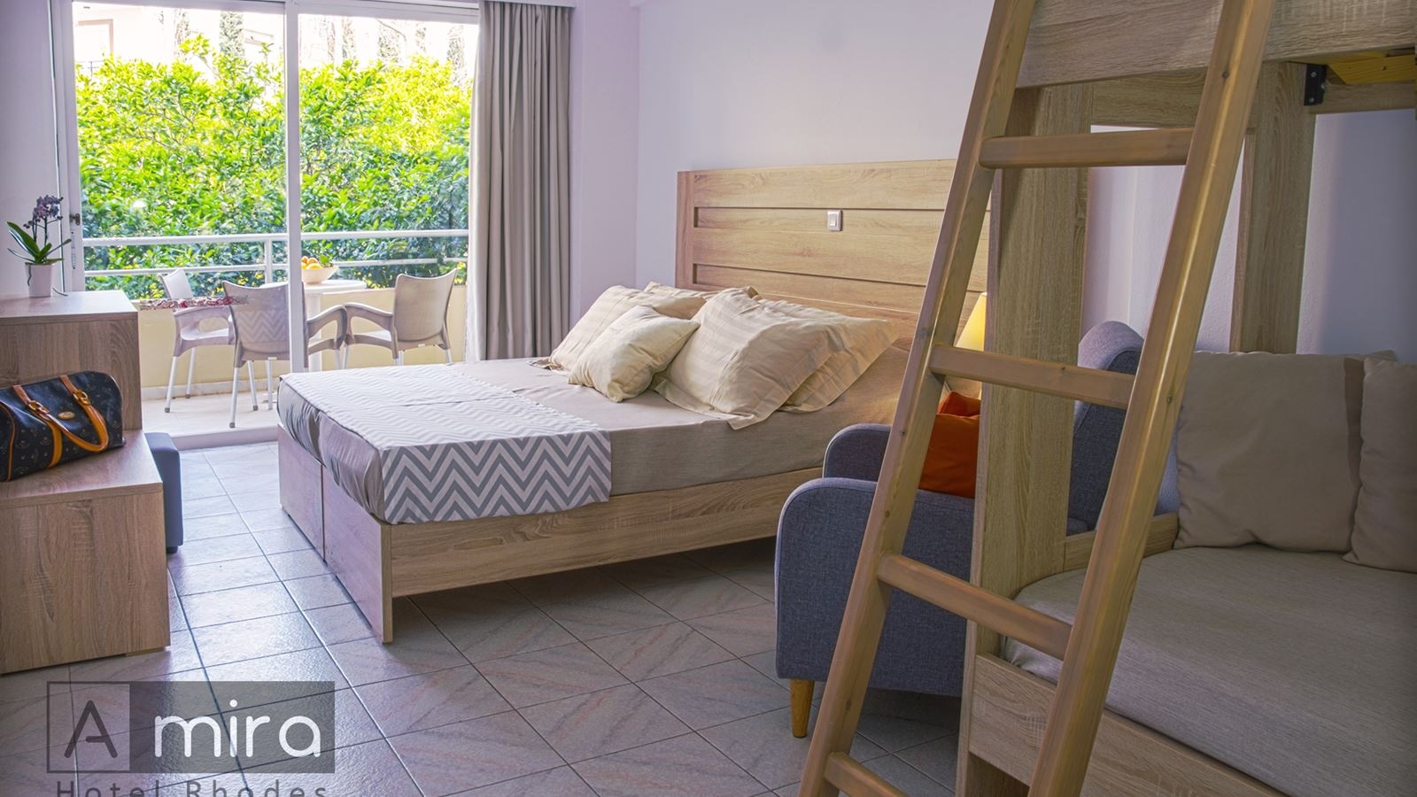 rooms-superior-large-balcony-bunk-bed