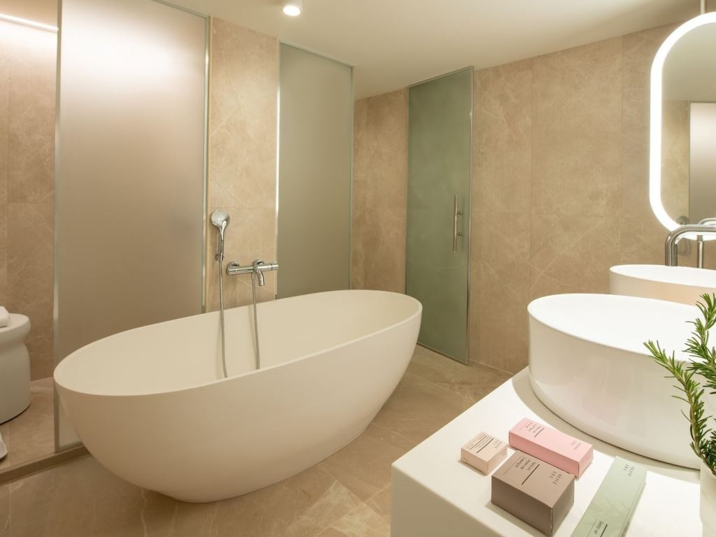 rooms-suite-swim-up-sharing-pool