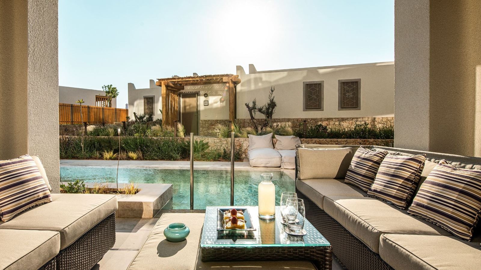 rooms-superior-double-swim-up-sharing-pool