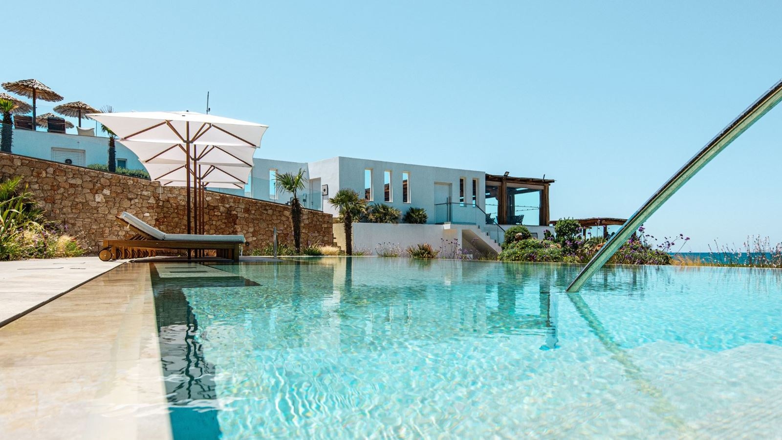 rooms-superior-double-swim-up-sharing-pool-sea-front