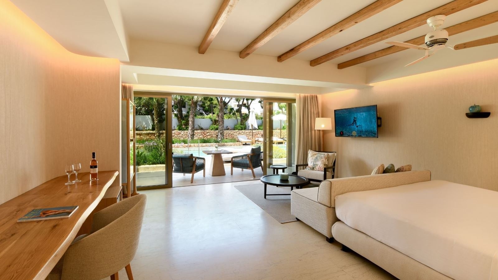 rooms-junior-suite-swim-up-sharing-pool