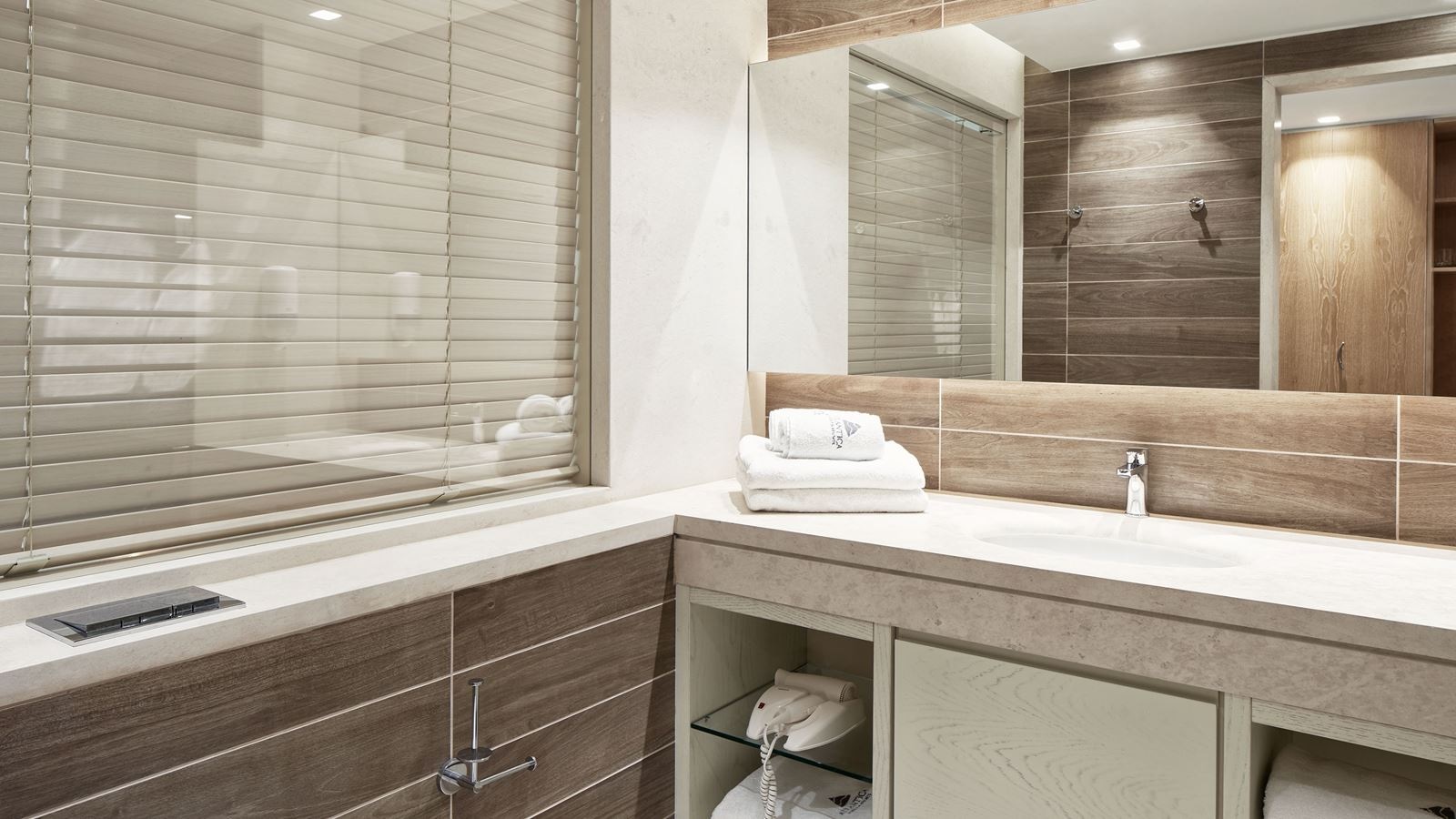 rooms-family-room-large-wbunkbed-ladview-balcony