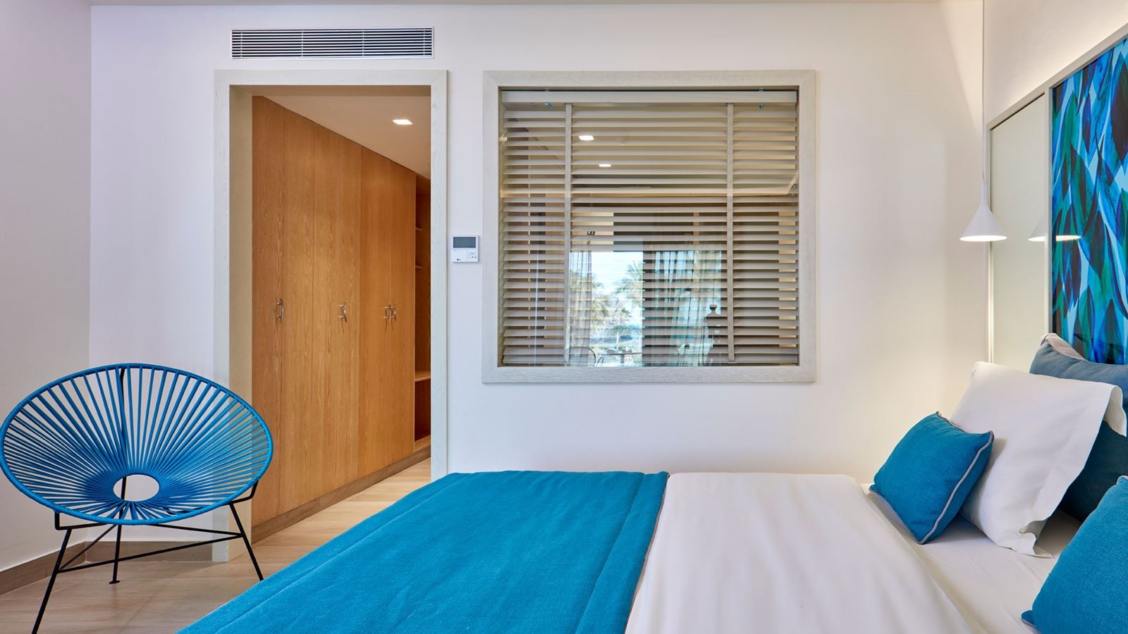 rooms-premium-family-sliding-door-landview-balcony