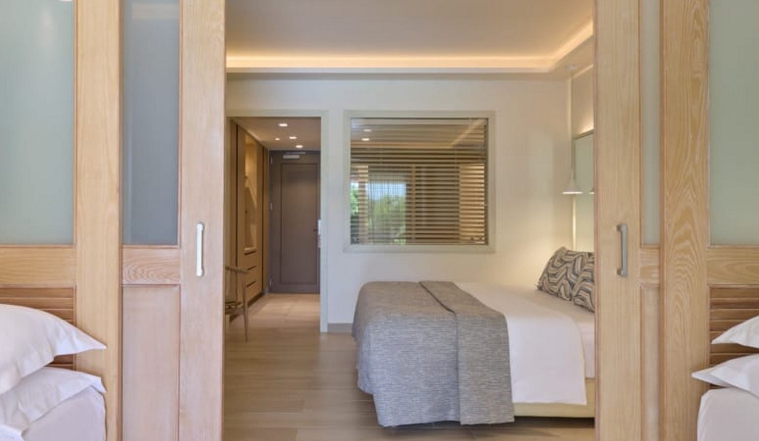 rooms-premium-family-room-1-bedroom-swim-up-terrace