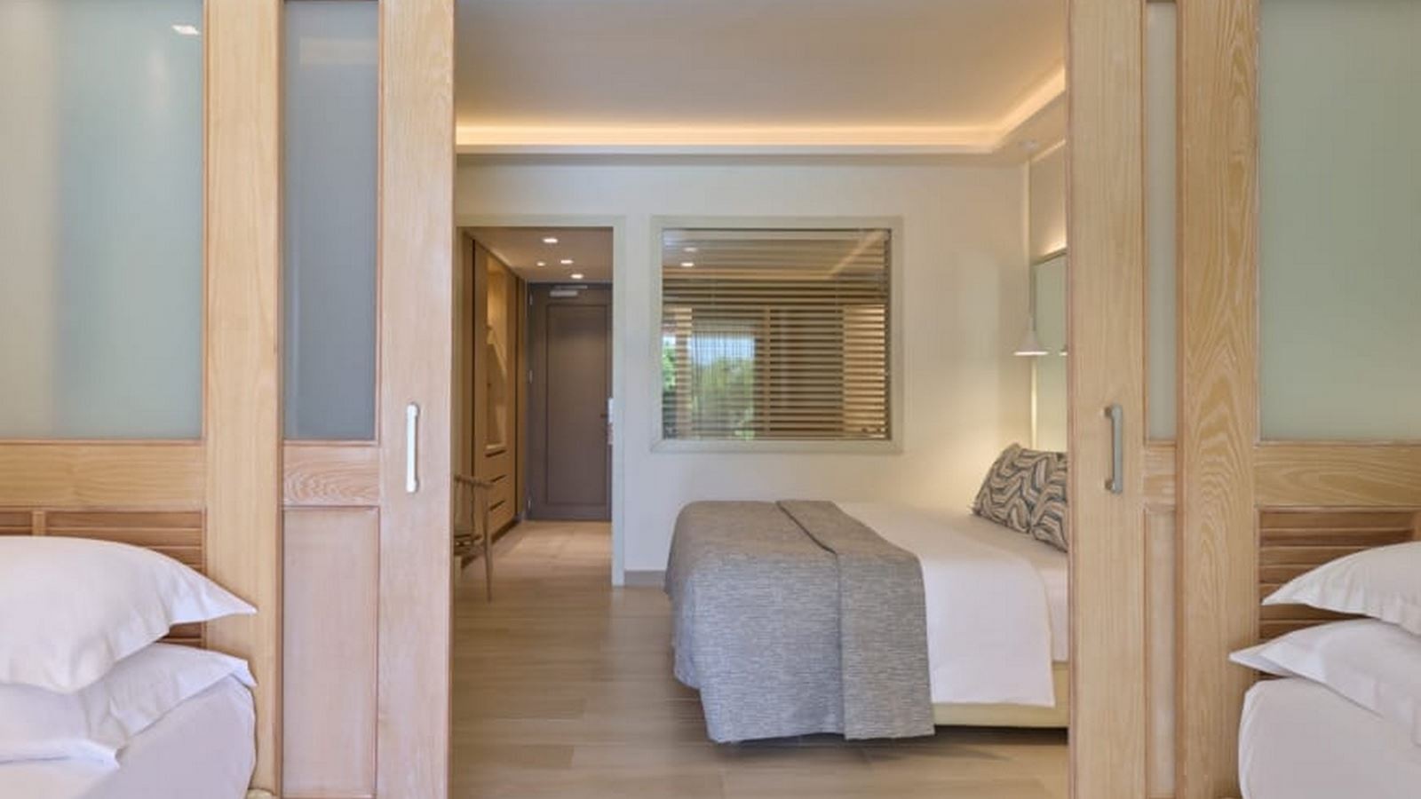 rooms-premium-family-room-sliding-door-swim-up-inland-view