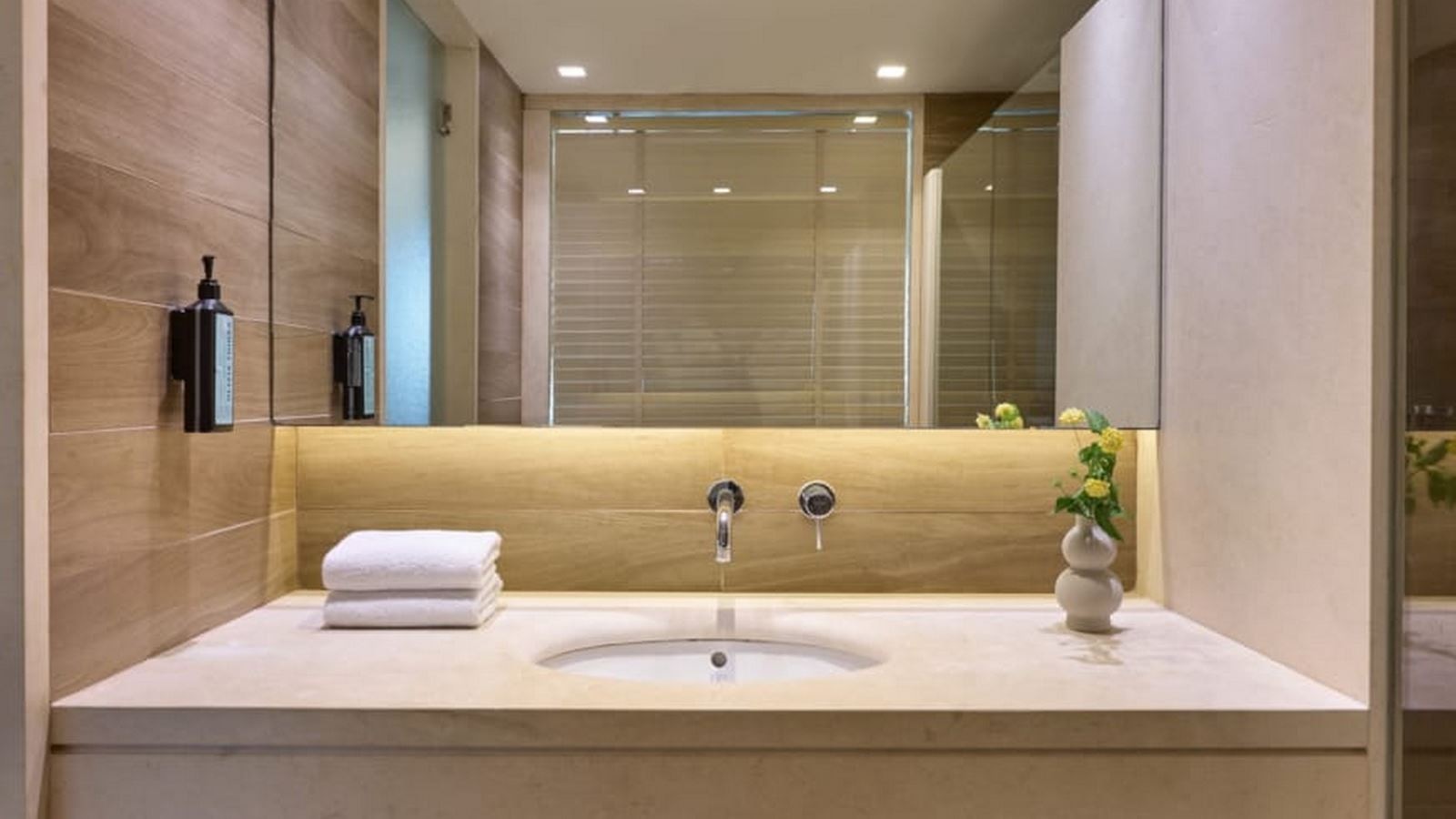 rooms-family-room-sliding-door-swim-up-inland-view