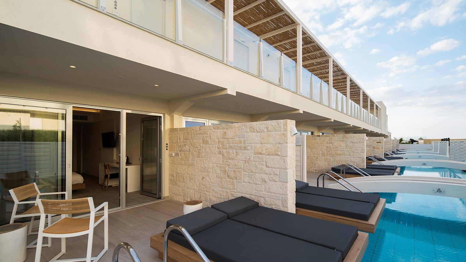 rooms-classic-room-swim-up