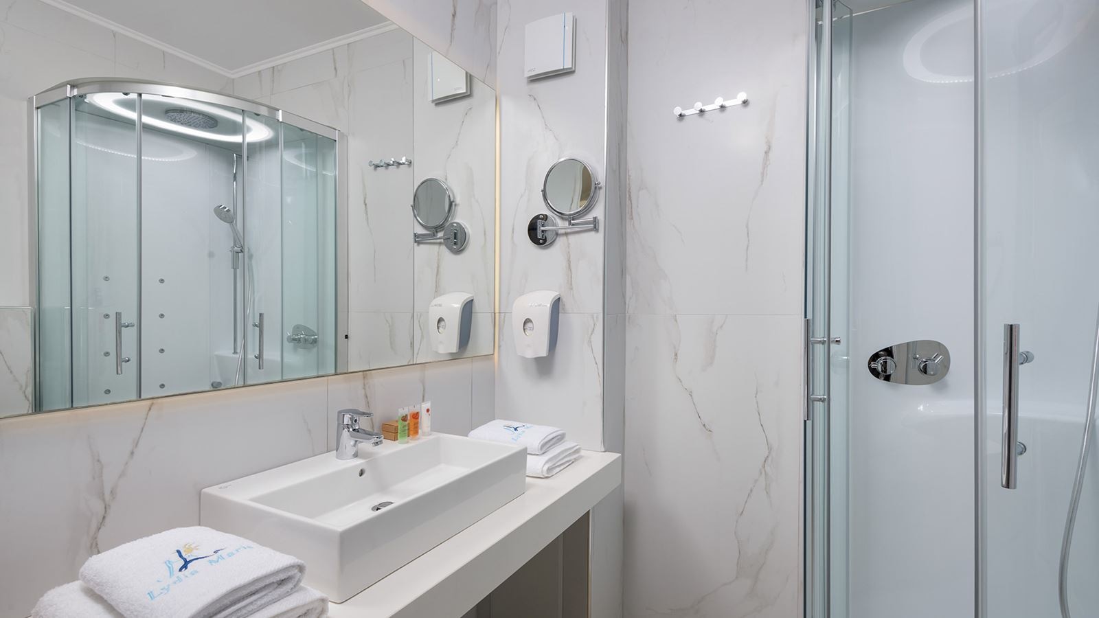 rooms-superior-double-room-shared--pool