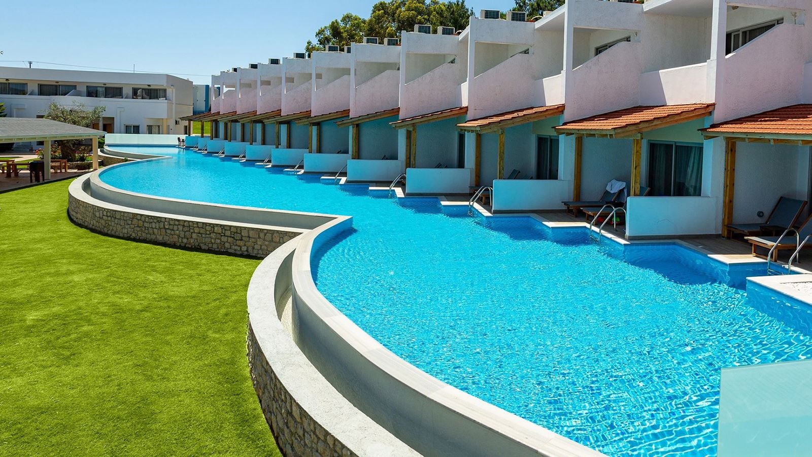 rooms-suite-sharing-pool