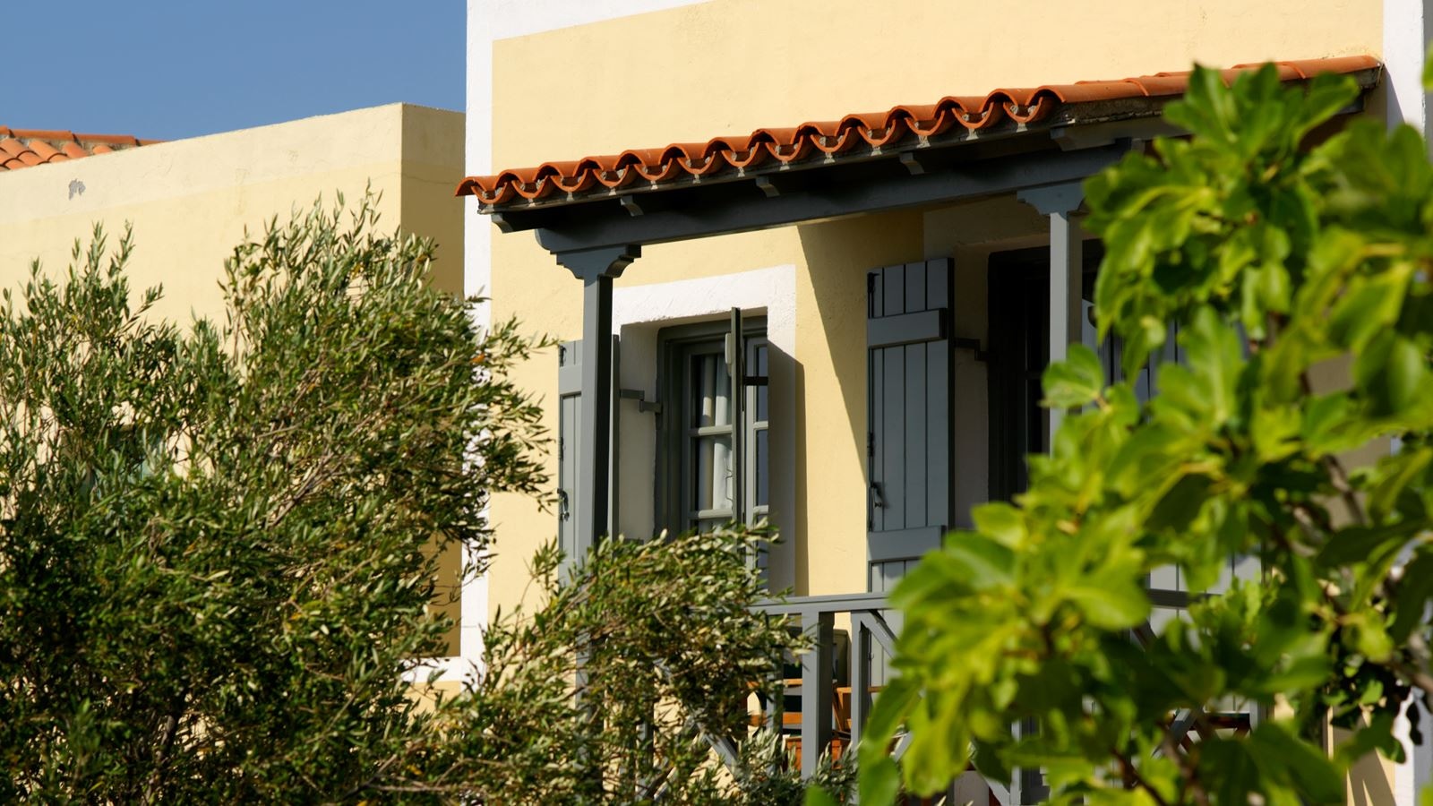 rooms-family-hotelbungalow-suites-gardenmountain-view