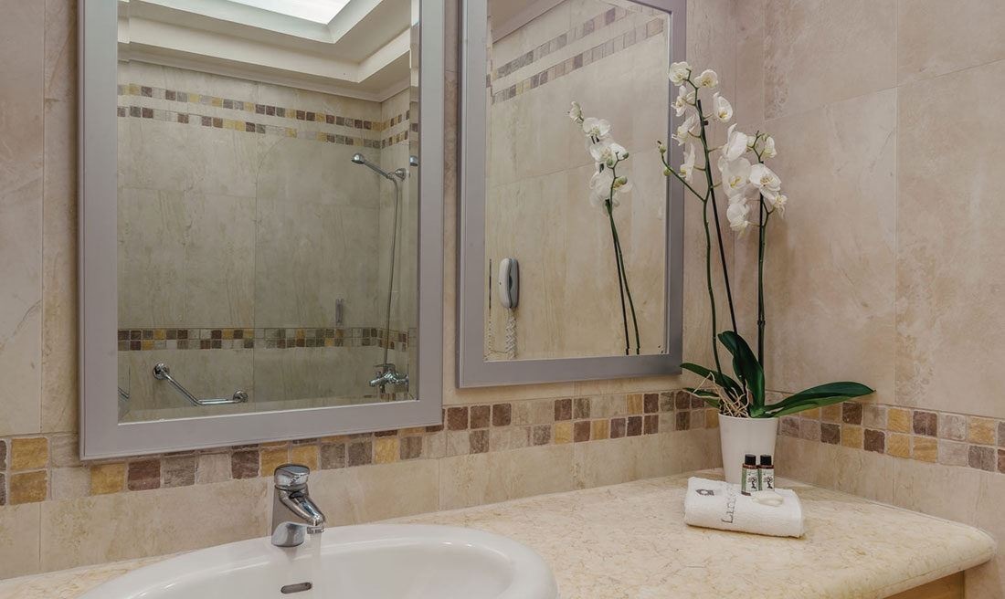 rooms-suite-sharing-pool-jacuzzi-gv