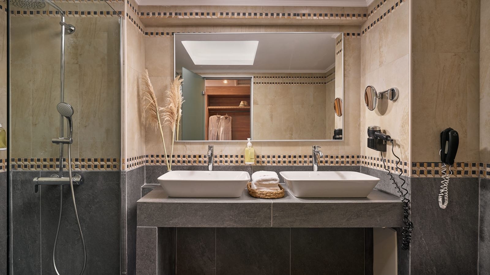 rooms-family-suite-gv-1-bedroom