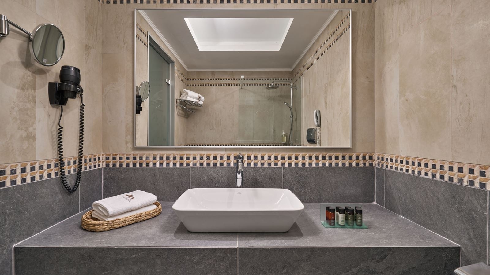 rooms-family-private-pool-garden-view