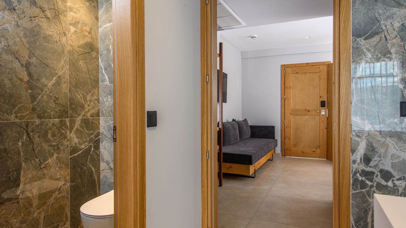 rooms-suite-family-pool-view