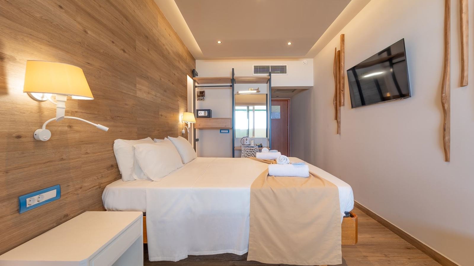 rooms-room-cityview-balcony-or-terrace