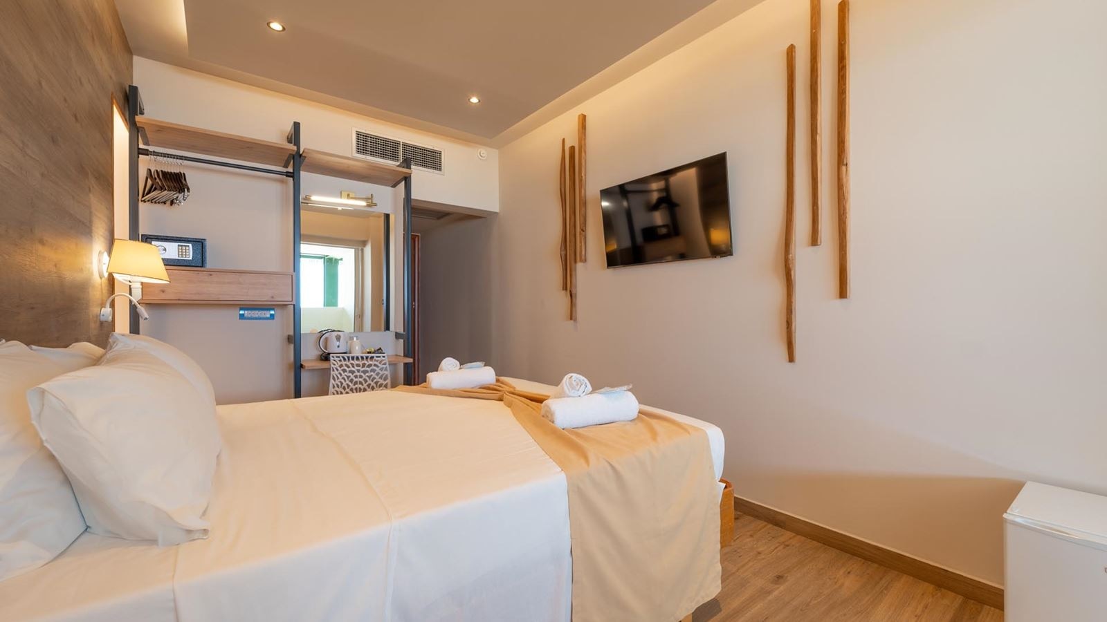 rooms-room-cityview-balcony-or-terrace