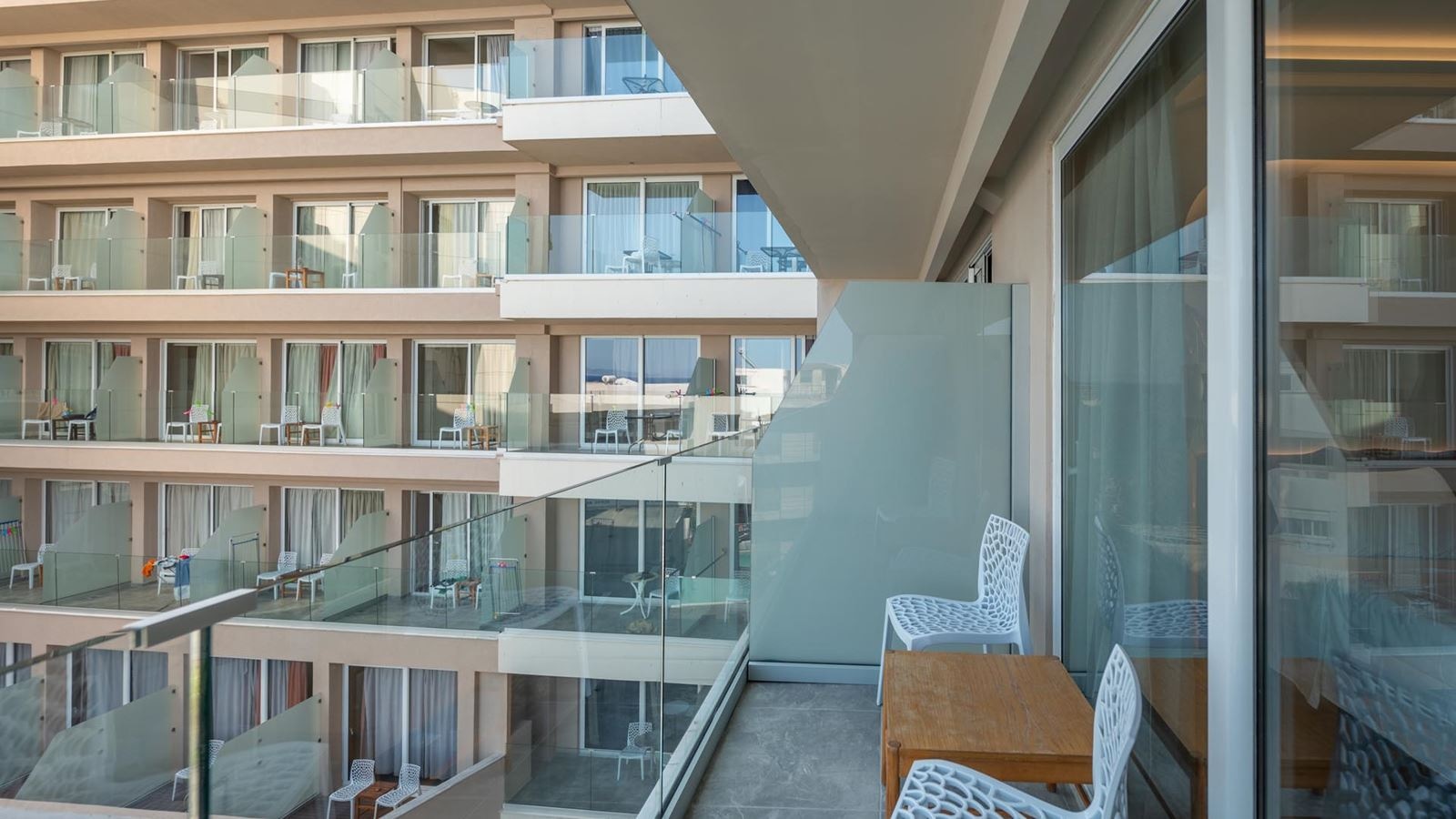 rooms-deluxe-pool-view-room