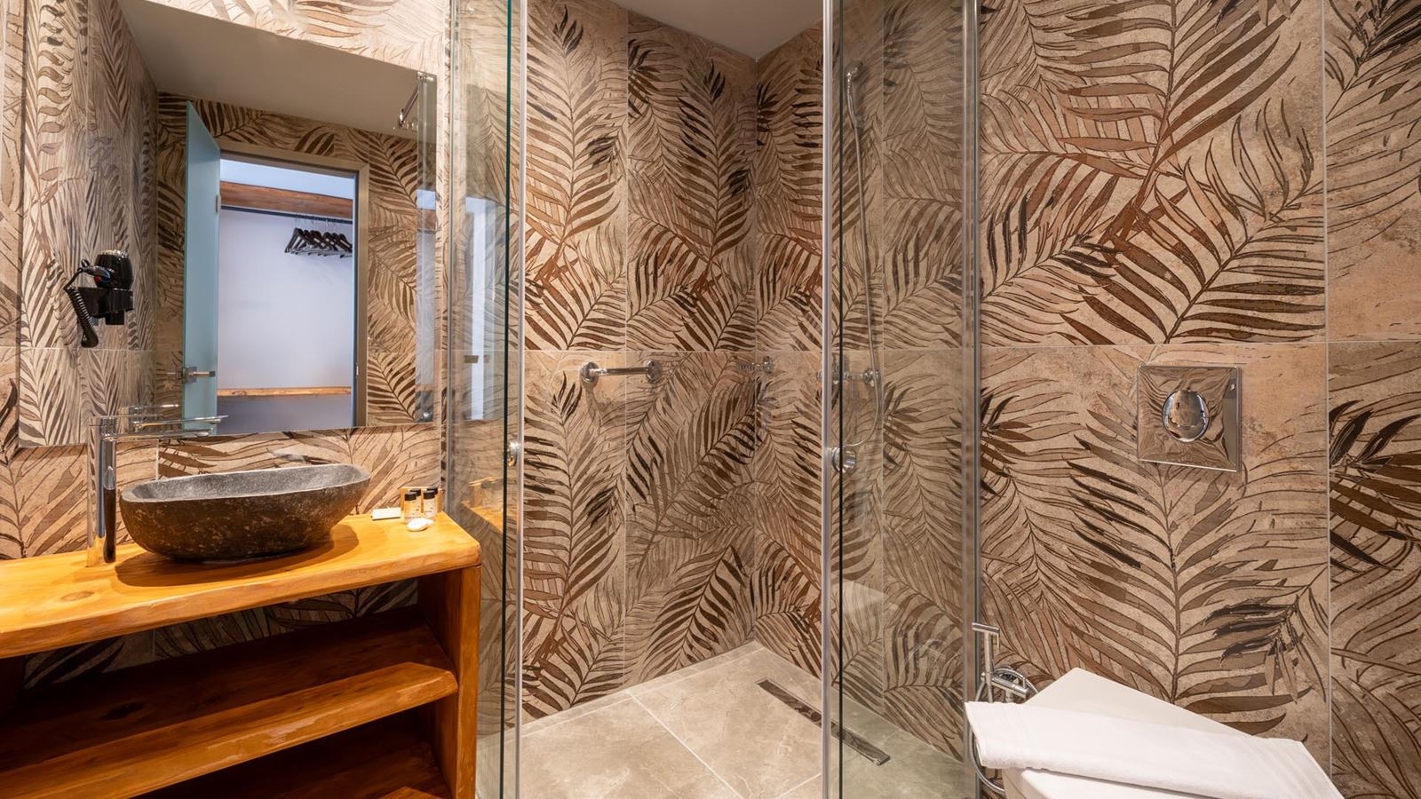 rooms-deluxe-pool-view-room