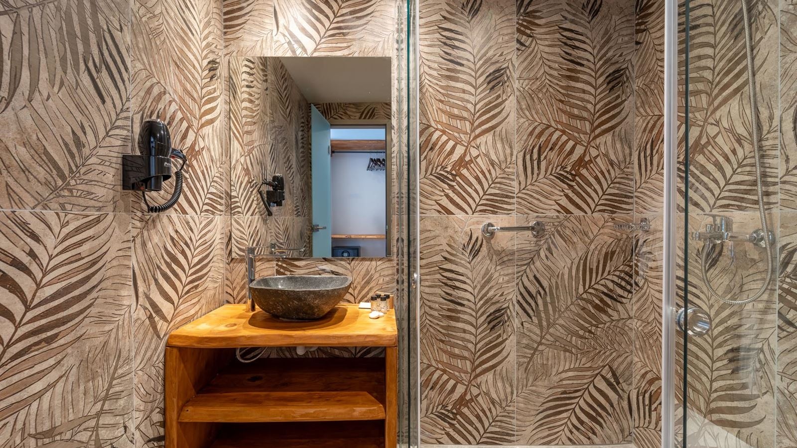 rooms-deluxe-pool-view-room