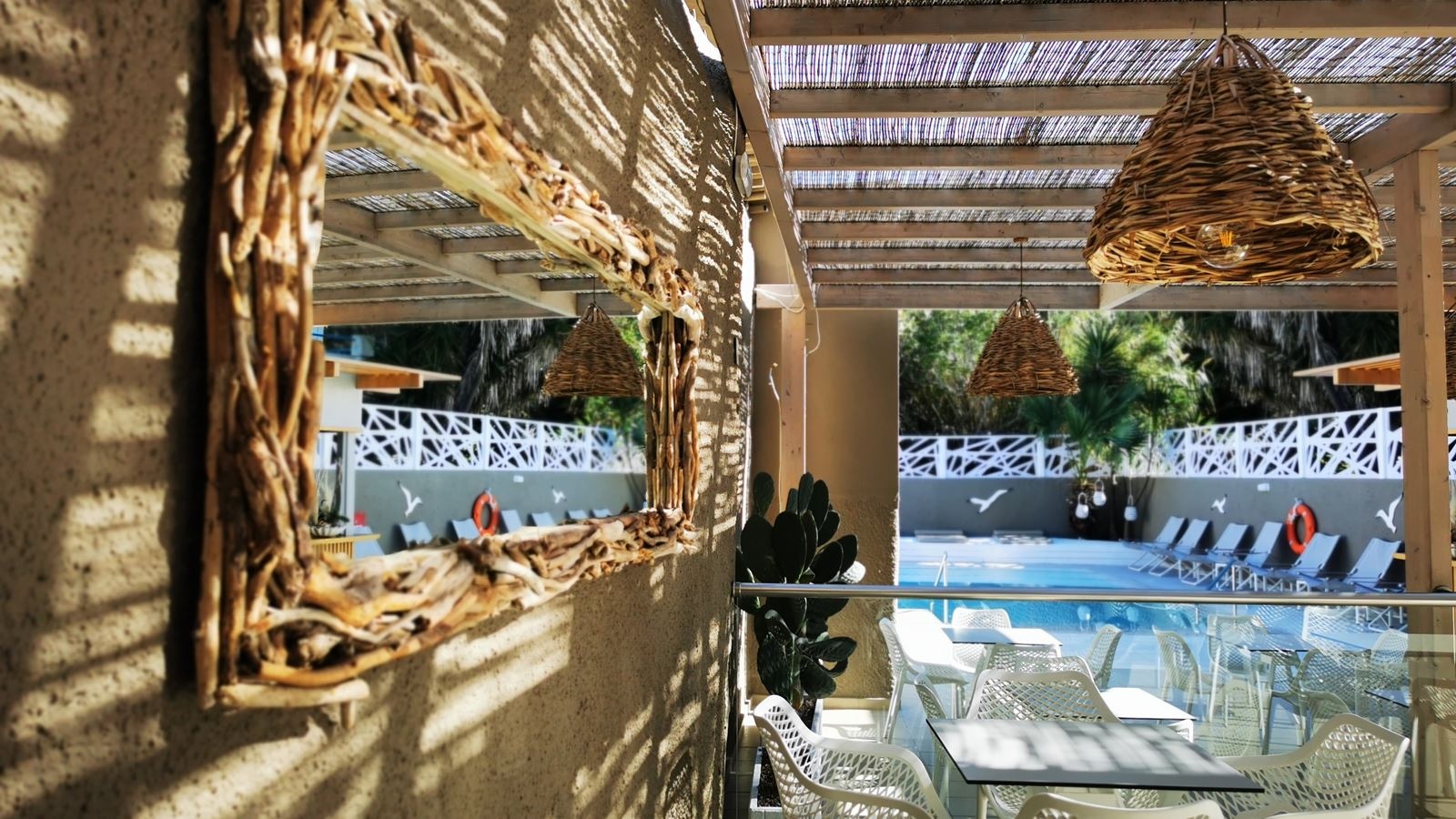 restaurants-pool-snack-bar